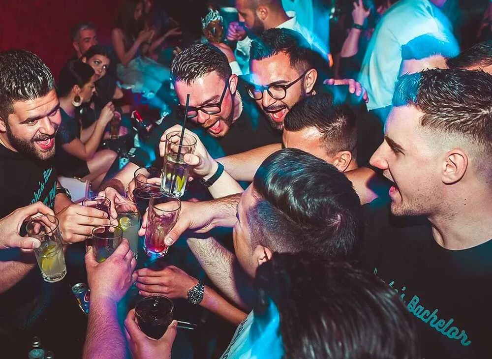 Мальчишник фотосессия. Суть мальчишника. Суть мальчишника. Мальчишник. Мужчина на вечеринке.