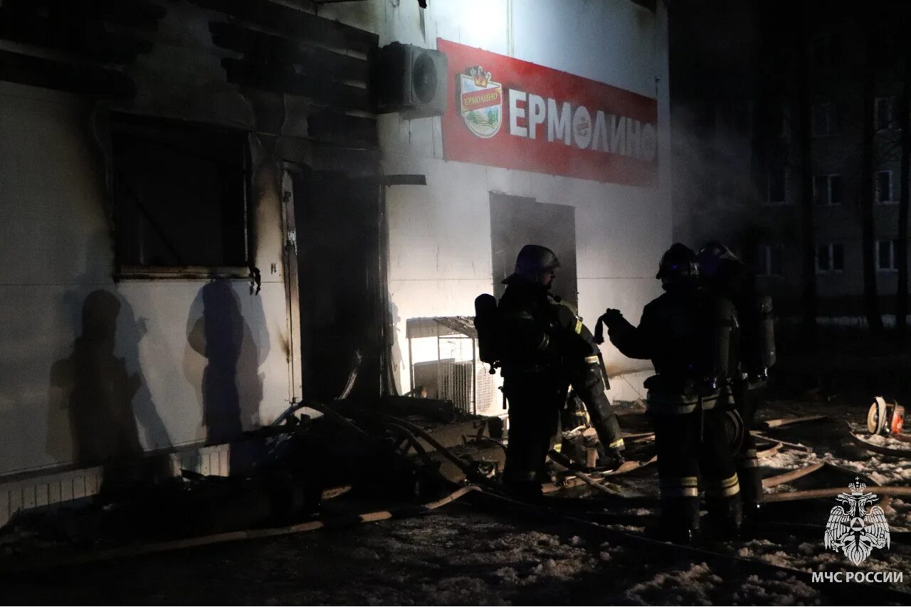 Что горит в тамбове сегодня. Пожар в тамбове. сгорел магазин светофор. пожар в тамбове сегодня ночью. пожар в строителе.