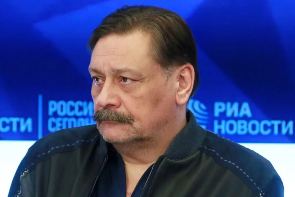 Стас Пьеха представил новую песню "Счастье". Певец обещает, что съемки видео на 