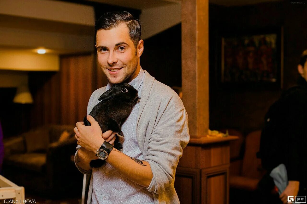 Холостяк миллионер. Мужчины миллиардеры холостяки. Шоу холостяк 2022 мистер х. Мужчины миллиардеры холостяки. Chapters книга миллиардер холостяк фото.