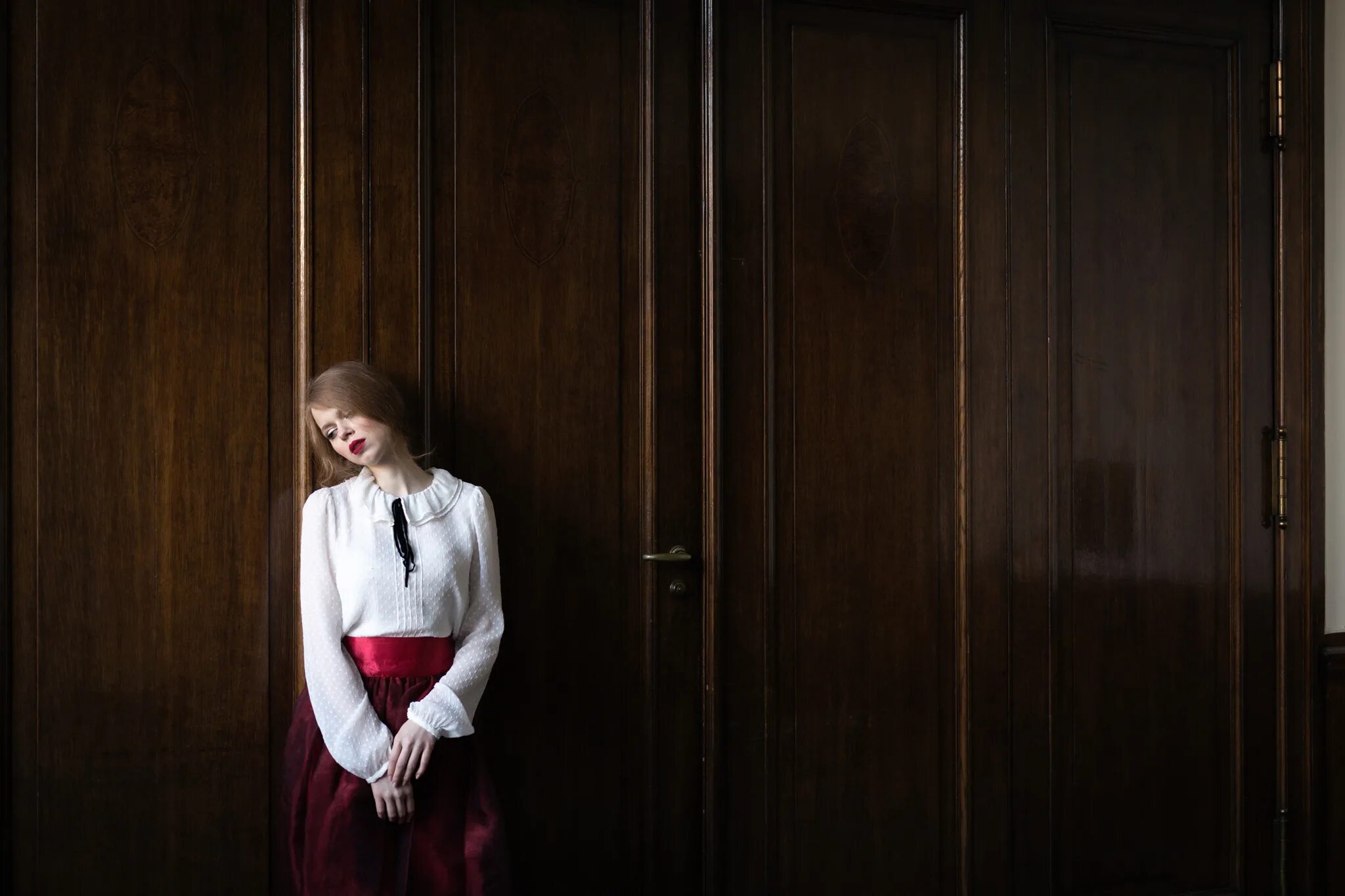 Женщина в дверях. Фотосессия у двери. Девочка заглядывает в комнату. Барбара палвин. Фотосессия в старинном доме.