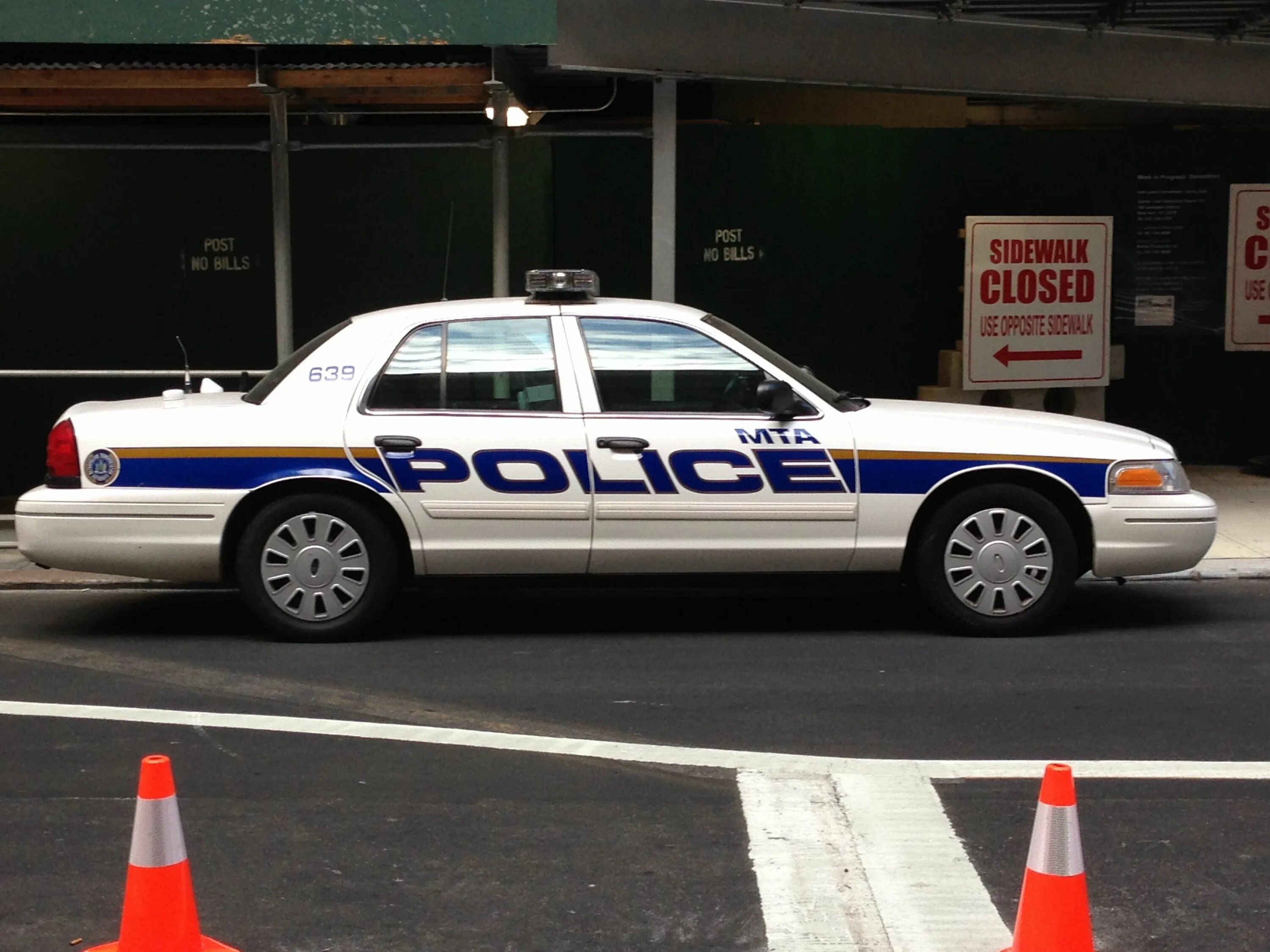 Разбитая полицейская машина. Полицейский форд краун виктория. Мерседес гелик полиция. Машины после полиции. Полицейские машины беларуси.