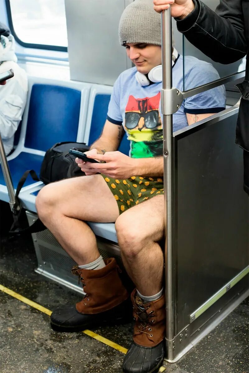 Метро брюки. No pants subway ride 2025. no pants subway ride москва. пейтон без штанов. акция в метро без штанов нью йорк.