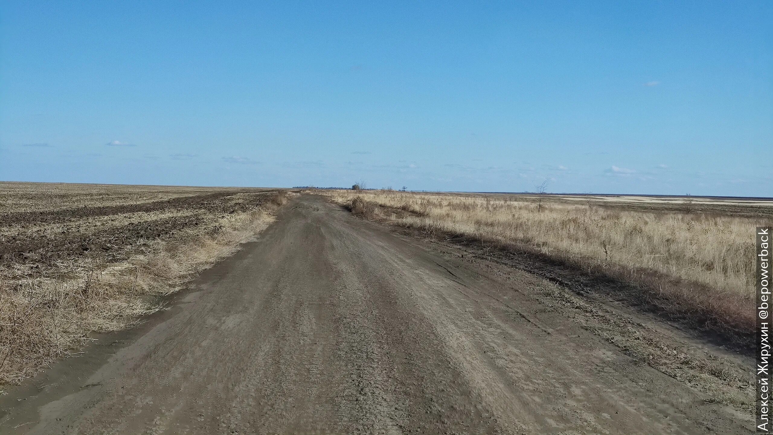 Новая дорога в Саратовской области. Поля в Саратовской области по дороге. Дорога песок насыпь. Открыли ли дорогу в Саратовской области