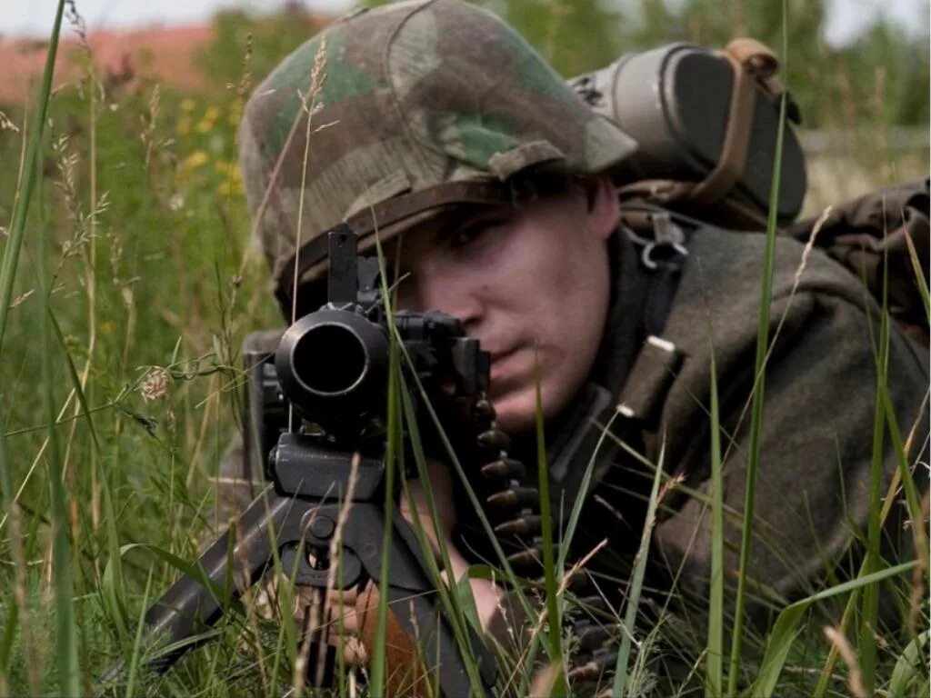 Солдат в огне. Солдат дезертир. Рядовой овчаренко подвиг. Военный солдат. Дезмонд досс эндрю гарфилд.