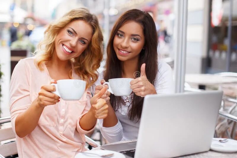 Две девушки и кружка. Кружка две девушки. Две девушки и чашка. Две девушки и кружка. Две девушки и кружка.