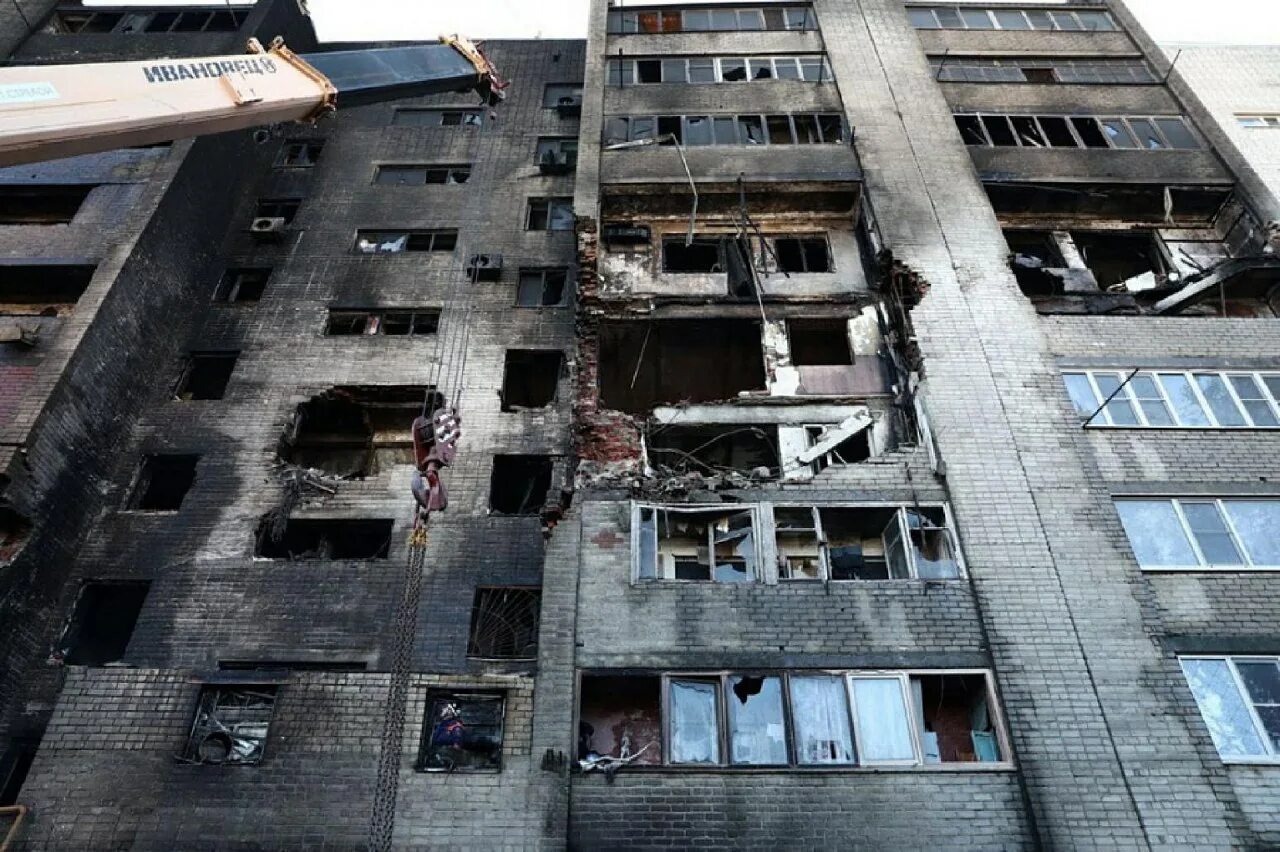 Самолет упал на жилой дом. Разрушенный дом. пожары в жилых домах. разрушенная многоэтажка. двор пятиэтажки.