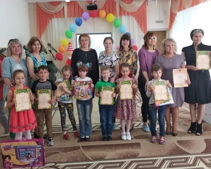 награждение детей в саду. награждение детей в детском саду. награждение детей в детском саду. фото воспитатель награждает детей. ребенок с грамотой в руках.