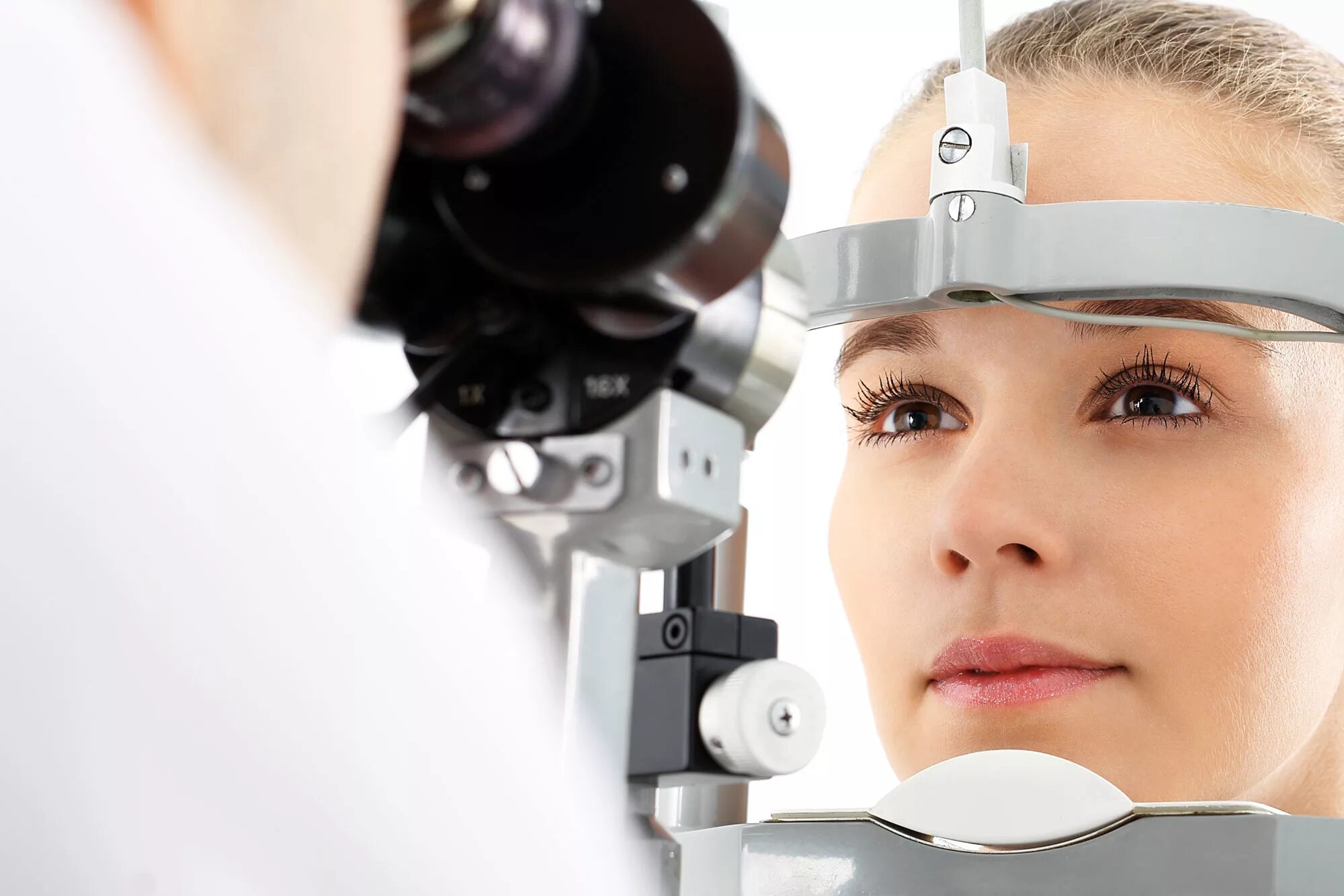 Глаза зрение диагнозы. Консультация офтальмолога. Глаз офтальмология. Аппарат для осмотра глаз. Офтальмолог глаз.