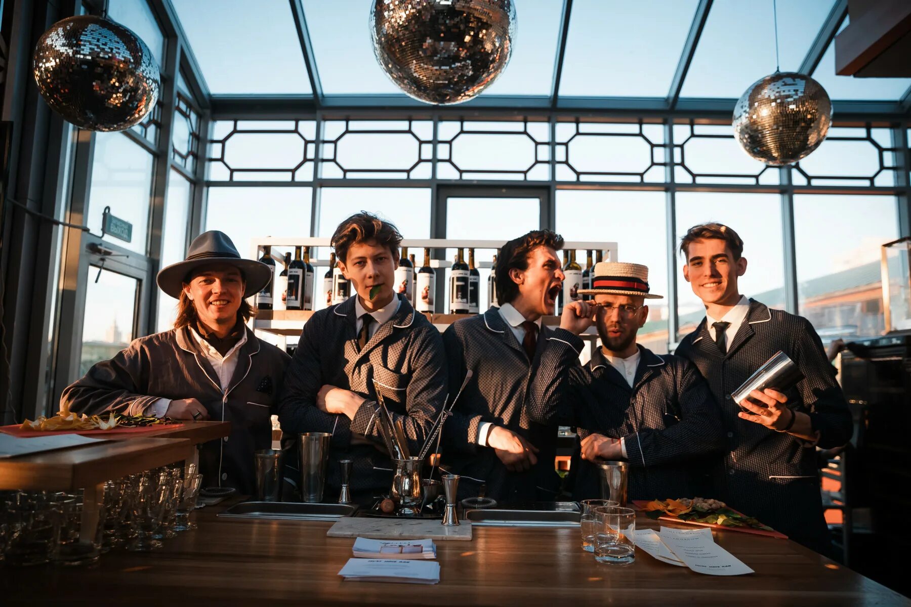 Групповые снимки. Now united участники 2021. Топ 15 человек. Топ 15 человек. Толпа мужчин в костюмах.