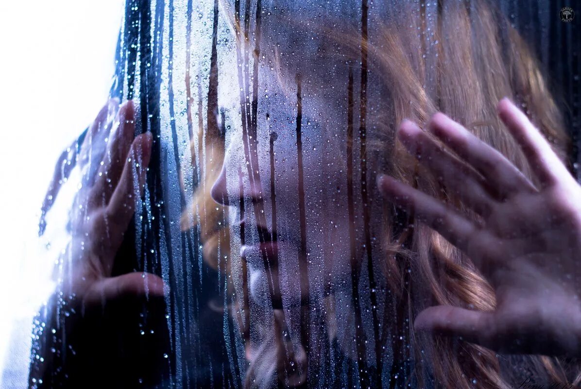 Девушка за стеклом содержание. Девушка за мокрым стеклом. Девушка за стеклом содержание. Девушка за стеклом содержание. Девушка через стекло.