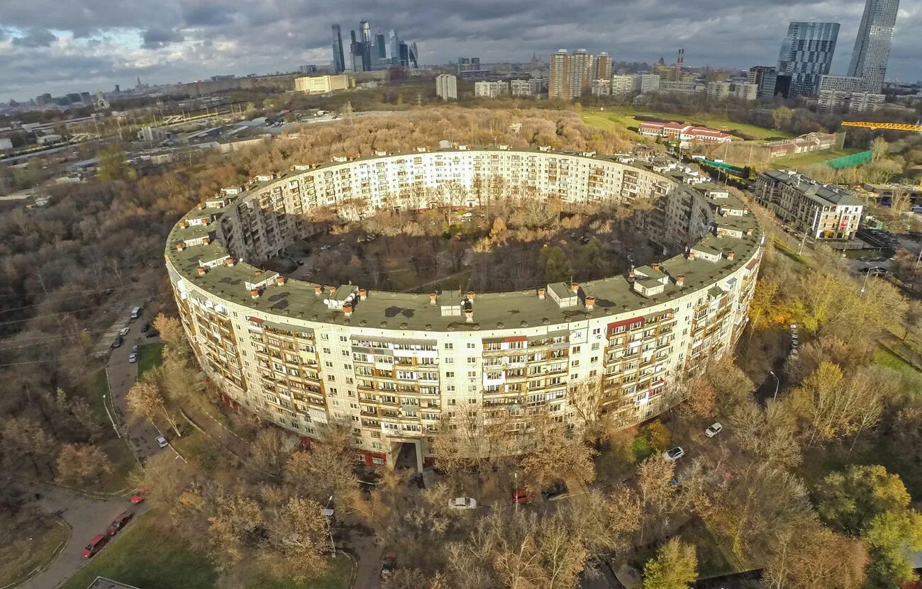 Кольцевое здание. Улица Довженко Москва круглый дом планировка. Круглая девятиэтажка в Москве улица Довженко. Нежинская 13.