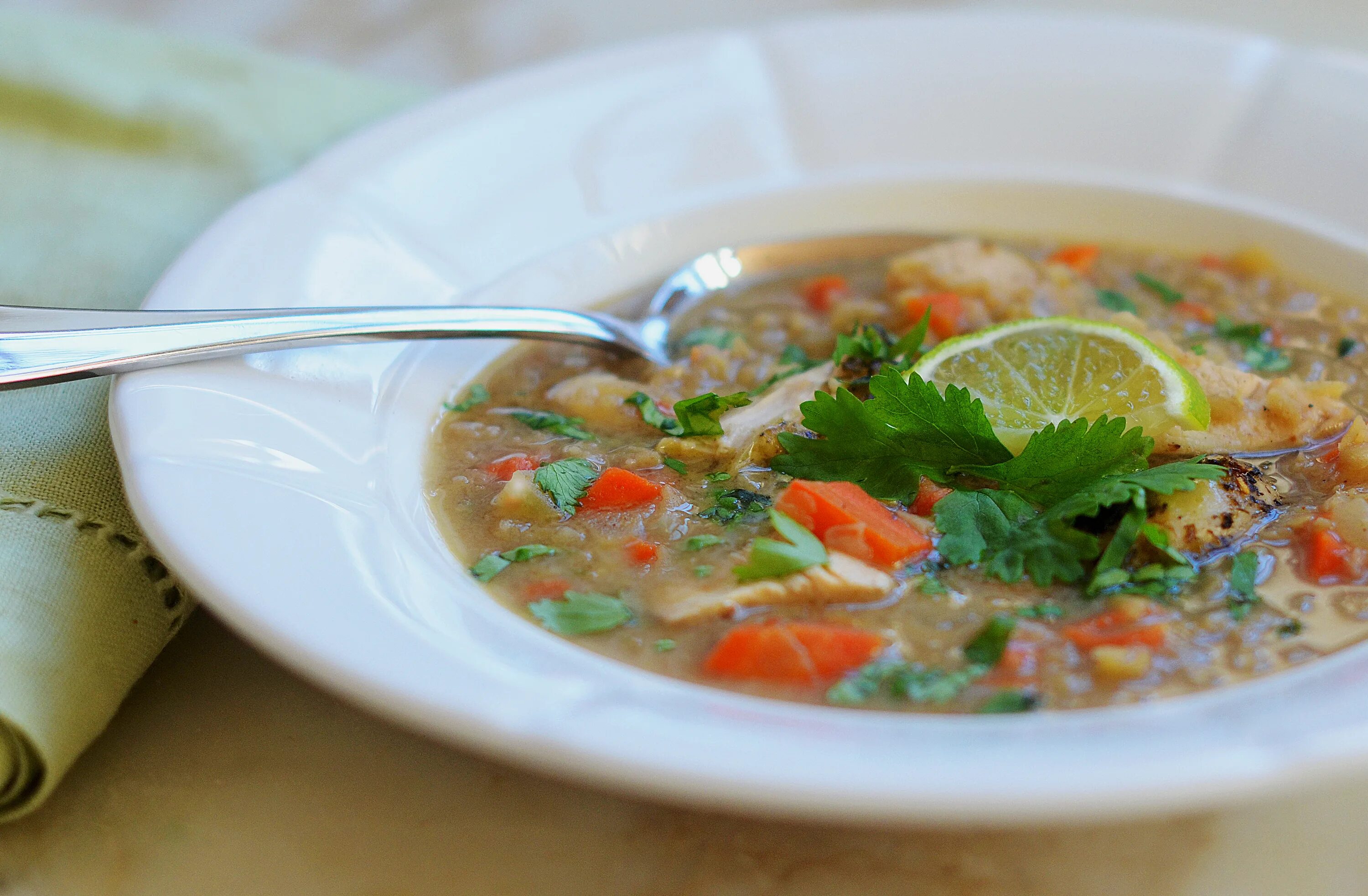 Суп с красной чечевицей рецепт с курицей. Куриный чечевичный суп. Mulligatawny (острый куриный индийский суп). Суп с красной чечевицей. Куриный суп с чечевицей.