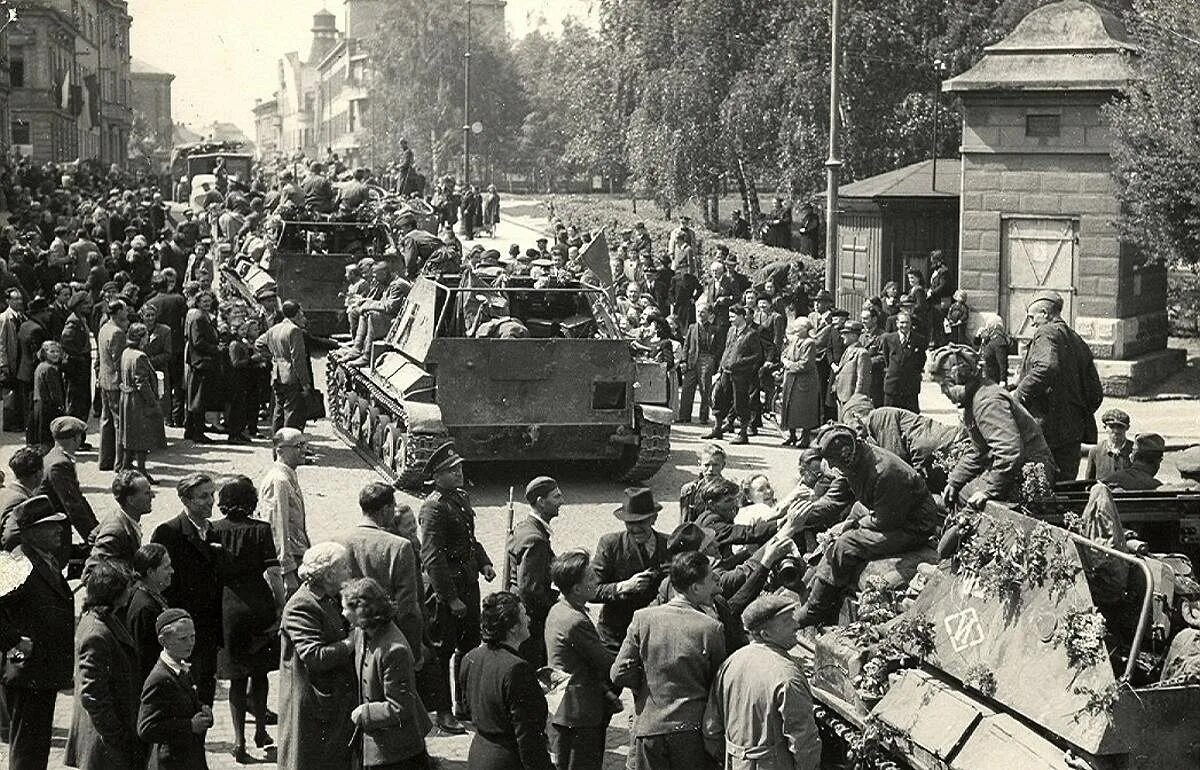 Пражская операция 1945. Советские войска в Праге 1945. Пражская операция май 1945 год освобождение Чехословакии. Чехословакия май 1945.