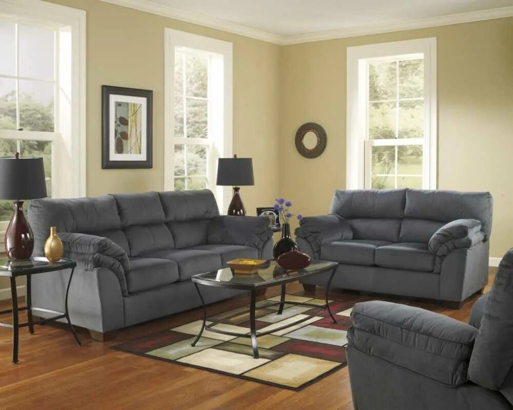 Окрашенные стены в гостиной. Диван в гостиную. Какого цвета должен быть гостиный. Красный диван в интерьере гостиной. Диван в интерьере гостиной.