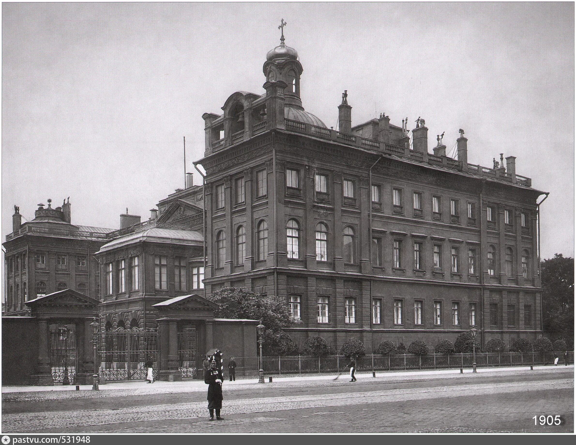 Екатерининский дворец 19 век. Аничков дворец 19 века. Екатерининский дворец в царском селе до революции. Мариинский дворец 1917. Зимний дворец 1900.