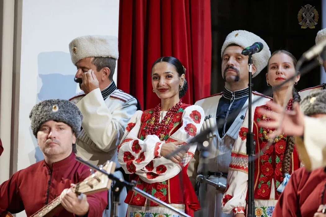 Без казачий хор. Кубанский казачий хор Краснодар. Эллина Карпенко Кубанский казачий хор. Рашевский Кубанский казачий хор.