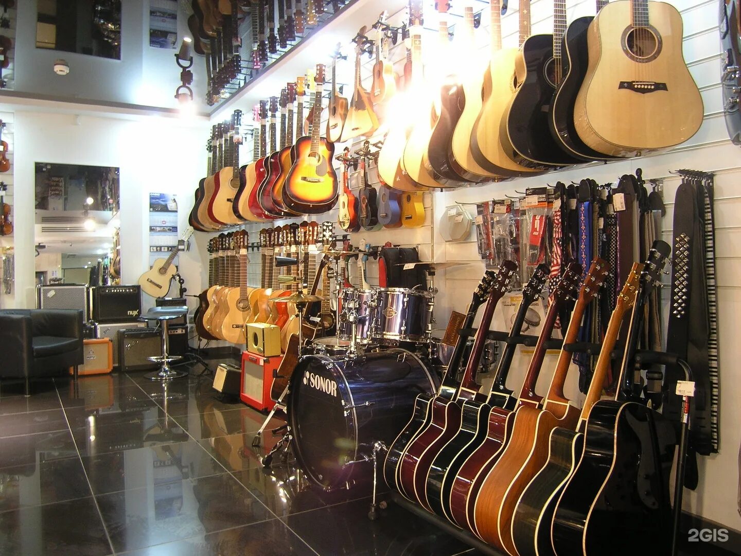 Гитарный центр ростов на дону московская. Гитарный магазин. Музторг новосибирск. Гитарный центр ростов на дону московская. Музыкальный магазин.