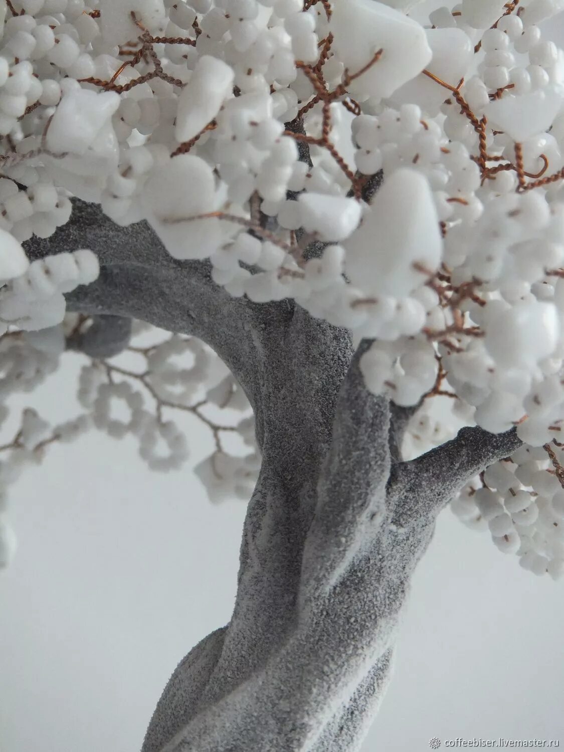 дерево из бисера и бусин. зимнее дерево из бисера своими руками. снежное дерево из бисера. зимнее дерево из бисера мастер класс. зимнее дерево из бисера своими руками.