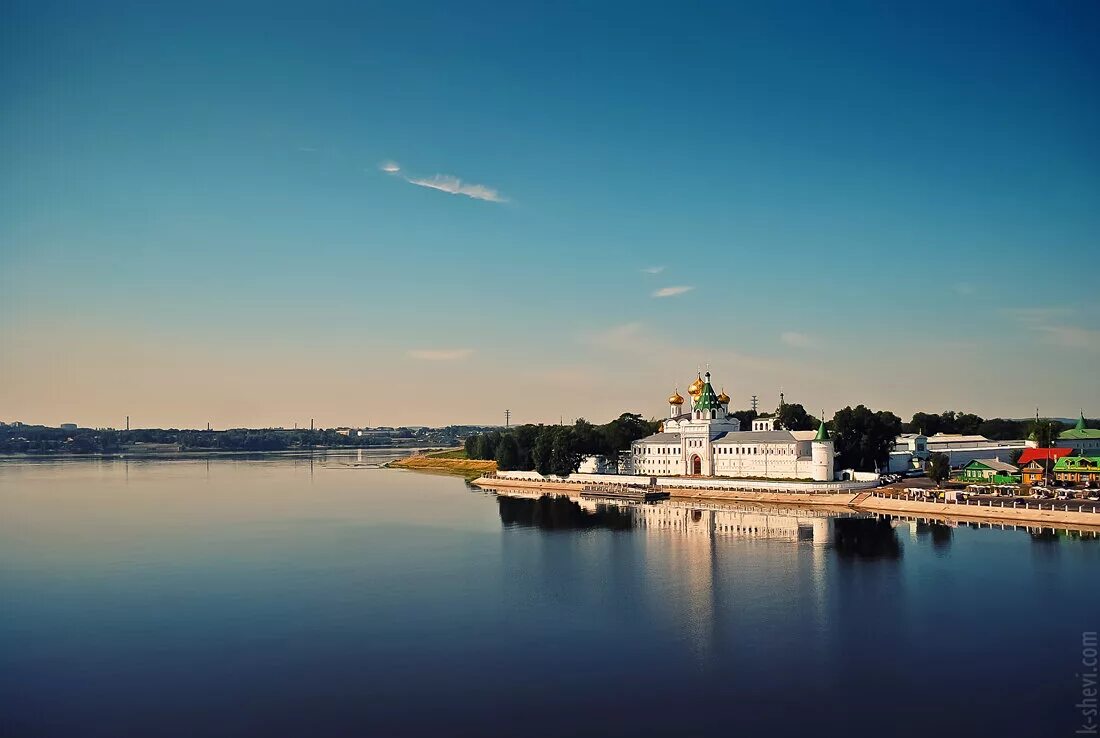 На какой реке расположен город ярославль. Река Волга в Костроме. Кострома город на Волге. Река Волга в городе Кострома. Берег реки Волги Кострома.