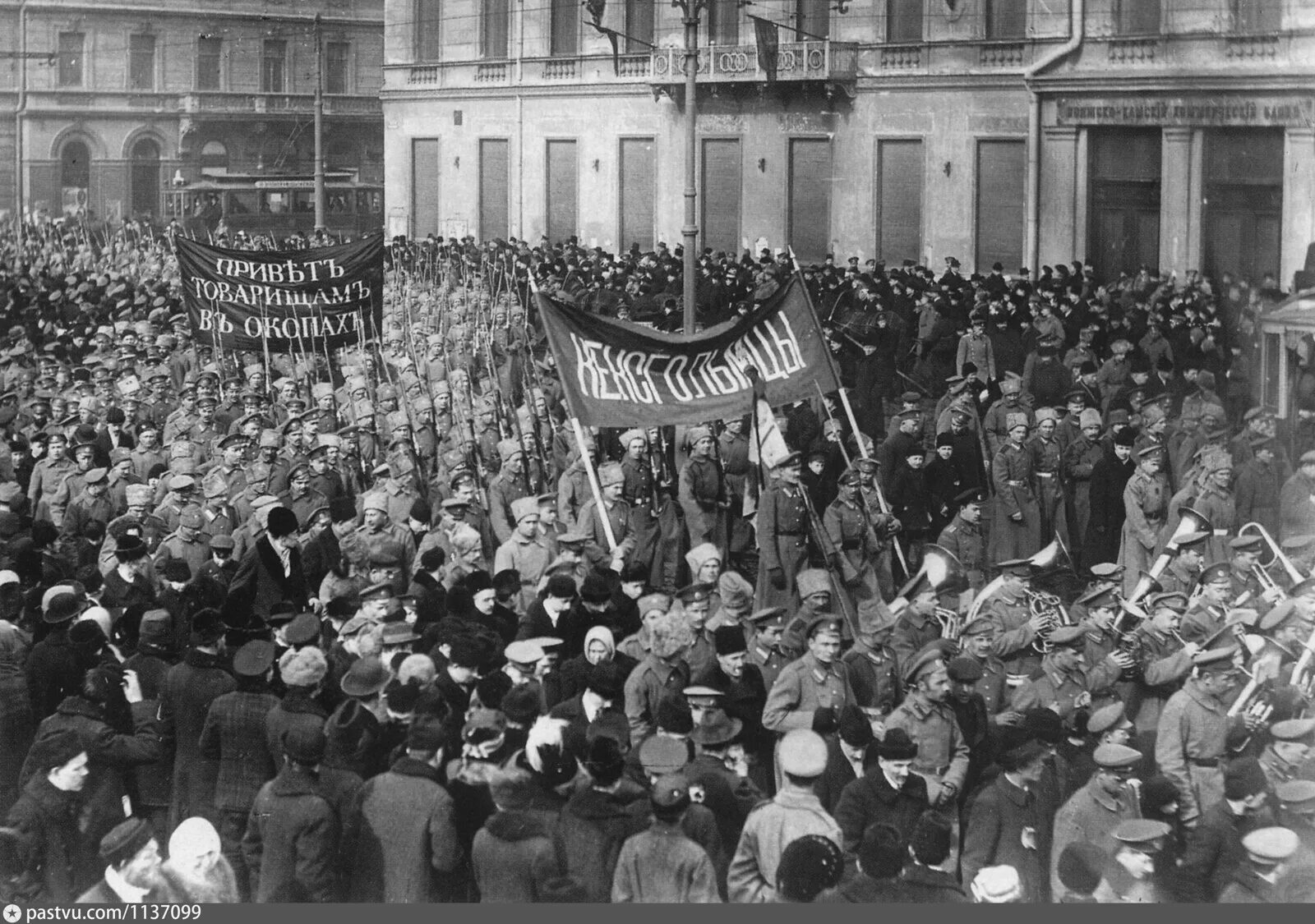 Февральская революция и Октябрьская революция 1917. Февральская революция 1917 Петроград. Петроград февраль 1917. Октябрьская революция Петроград 1917.