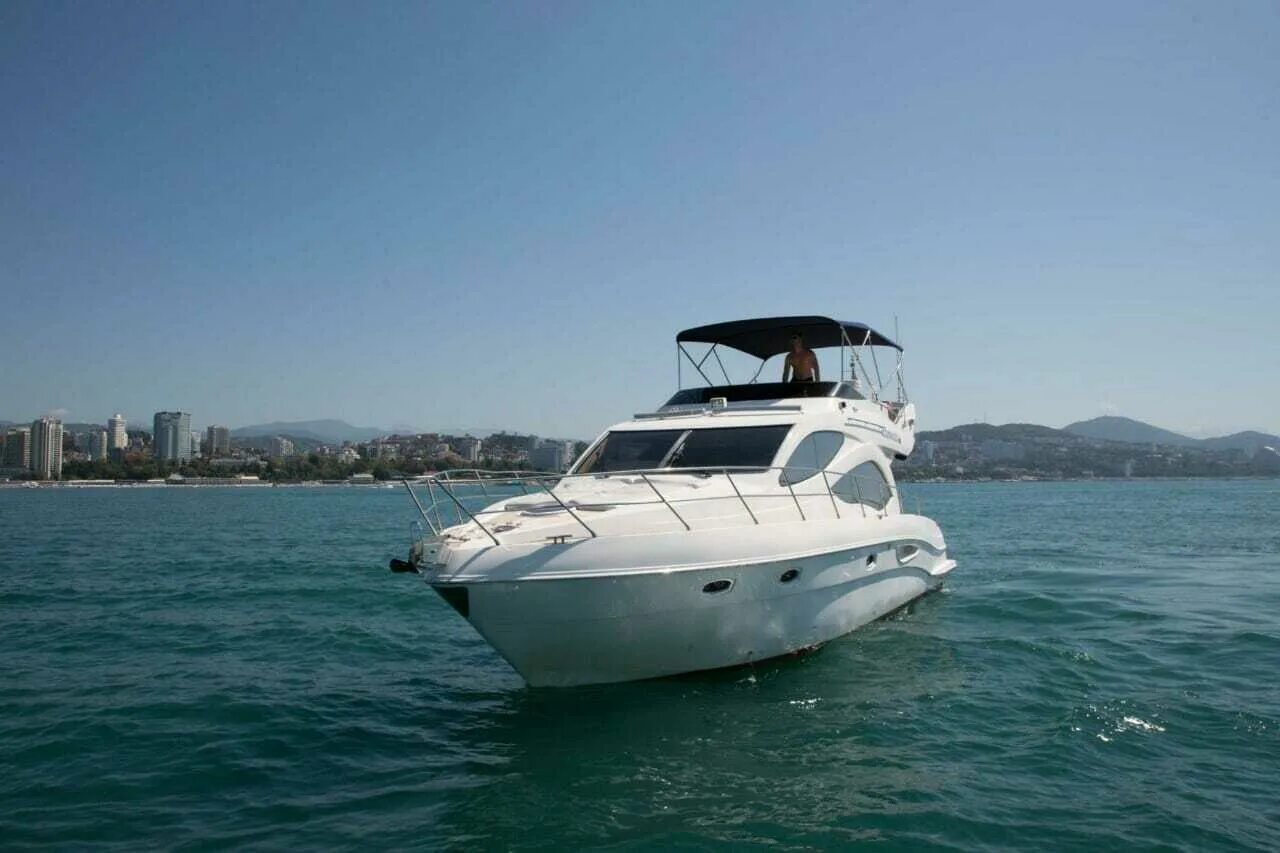 Прогулочная яхта. Яхта majesty 44. катер majesty 44 в сочи. катер марлин. яхта марлин.