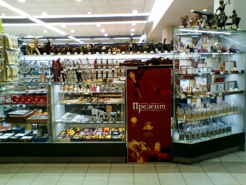 Present shop. Презент магазин подарков. Kazan Panorama магазин сувениров. Магазин подарков Казань. Сувенирные магазины в Казани.