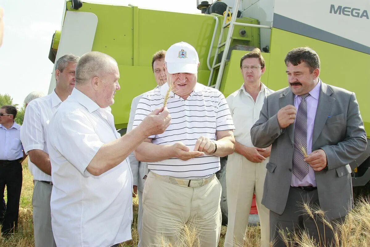 Рекордный урожай. Саврасово Лукояновский район колхоз. В 1986 году был собран рекордный урожай зерновых. В сентябре был собран рекордный