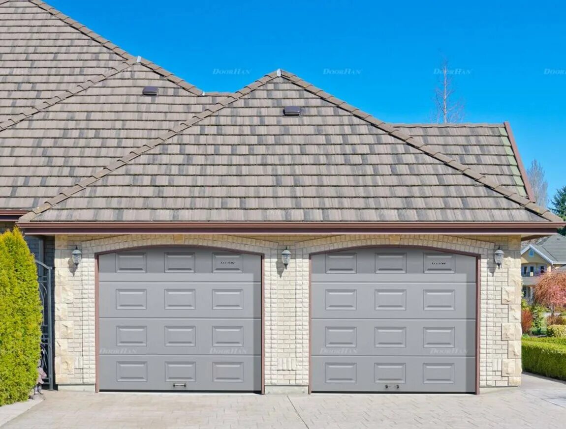 Гараж с двумя воротами. Гараж с двумя воротами. Гаражные ворота для двух машин. Красивые гаражи из кирпича. Гараж на две машины.