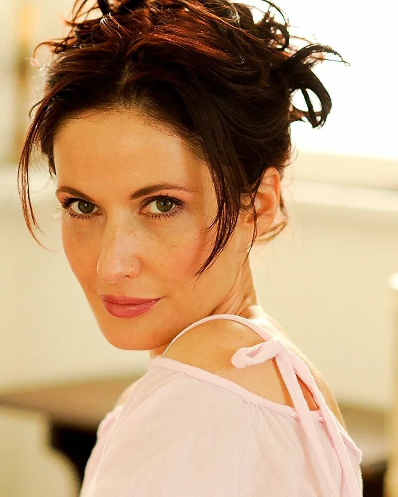 Элеа клэр фото. Элеа клэр фото. Клэр фой 2011. Зона 414 актрисы. Клэр фой.