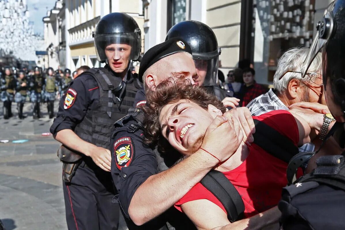 ОМОН избивает митингующих в Москве. Разгон демонстрантов в Москве. Задержание на митинге в Москве.