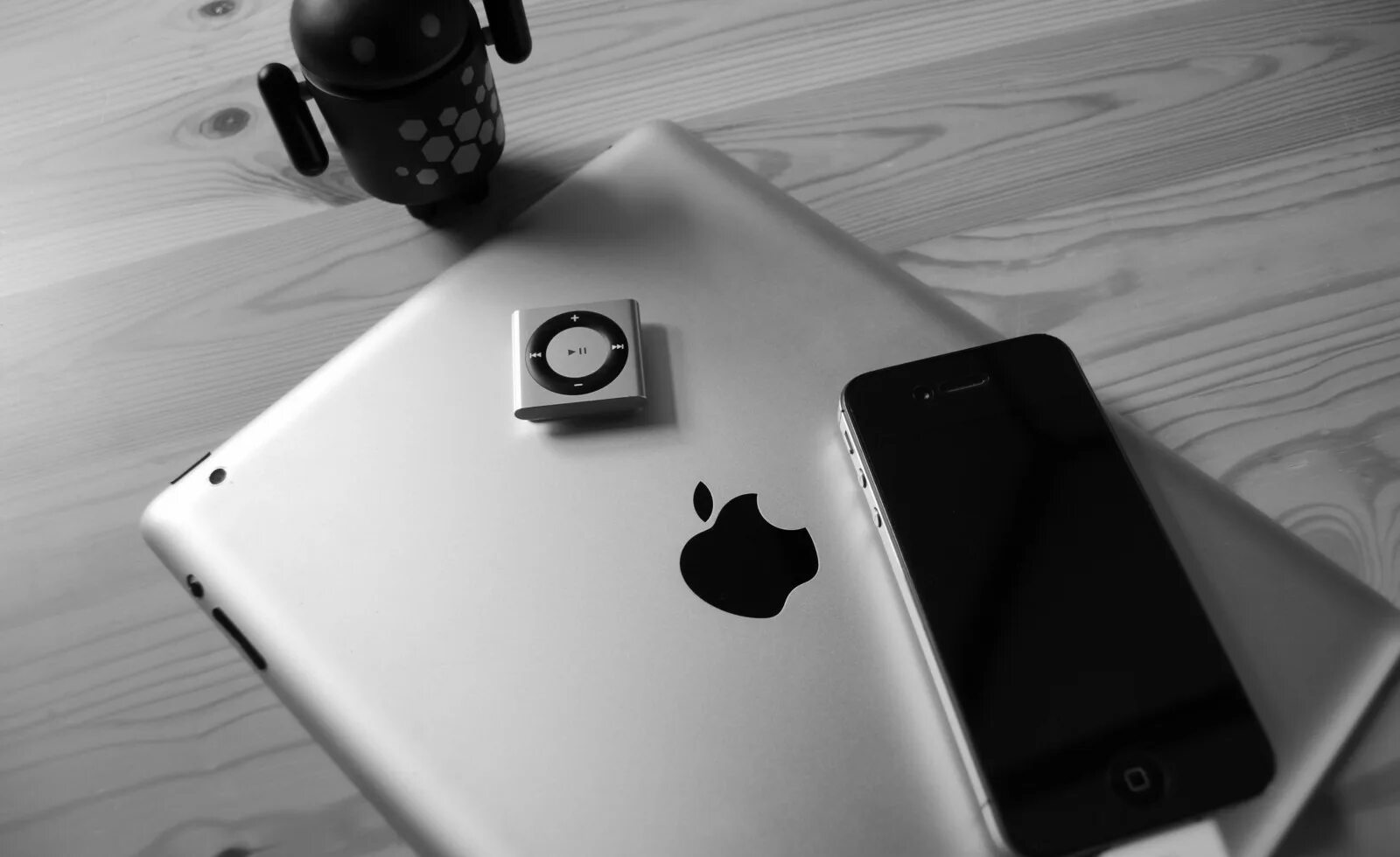 Айфон закладка на рабочий стол. Техника apple. айфон. айфон на столе. черно белый смартфон.