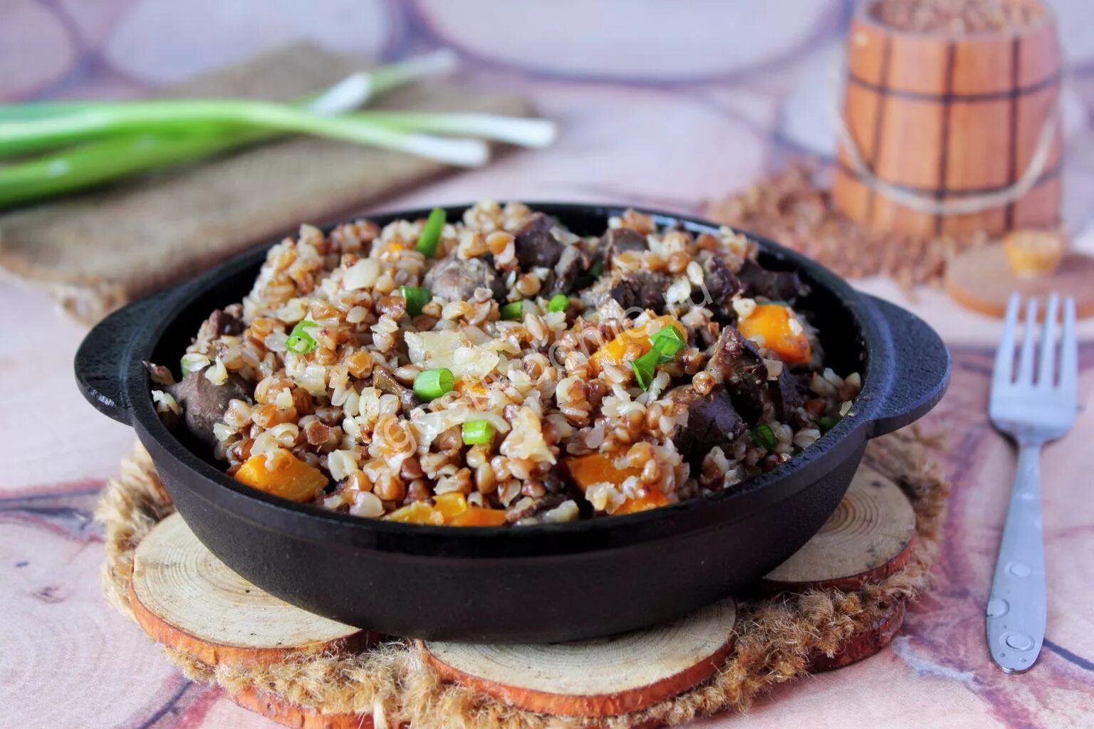 Рецепт гречка куриная. Гречка булгур. гречка с печенкой куриной. гречка тушеная с печенью куриной. булгур с тушенкой.
