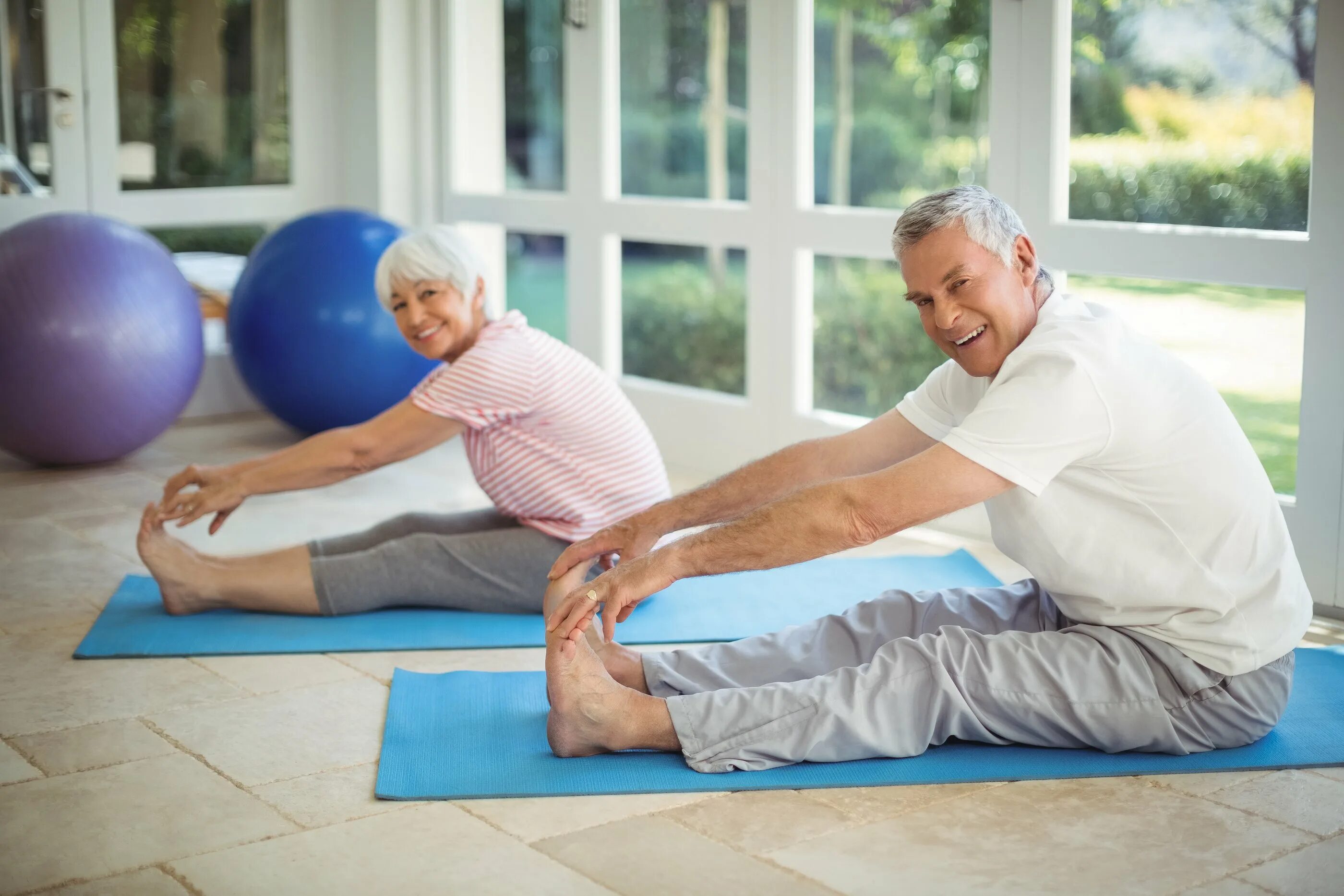 Упражнения в пожилом возрасте. Лечебная физкультура для пожилых людей. Пилатес для пожилых. ЛФК для пожилых. Лечебная физкультура пенсионеров.