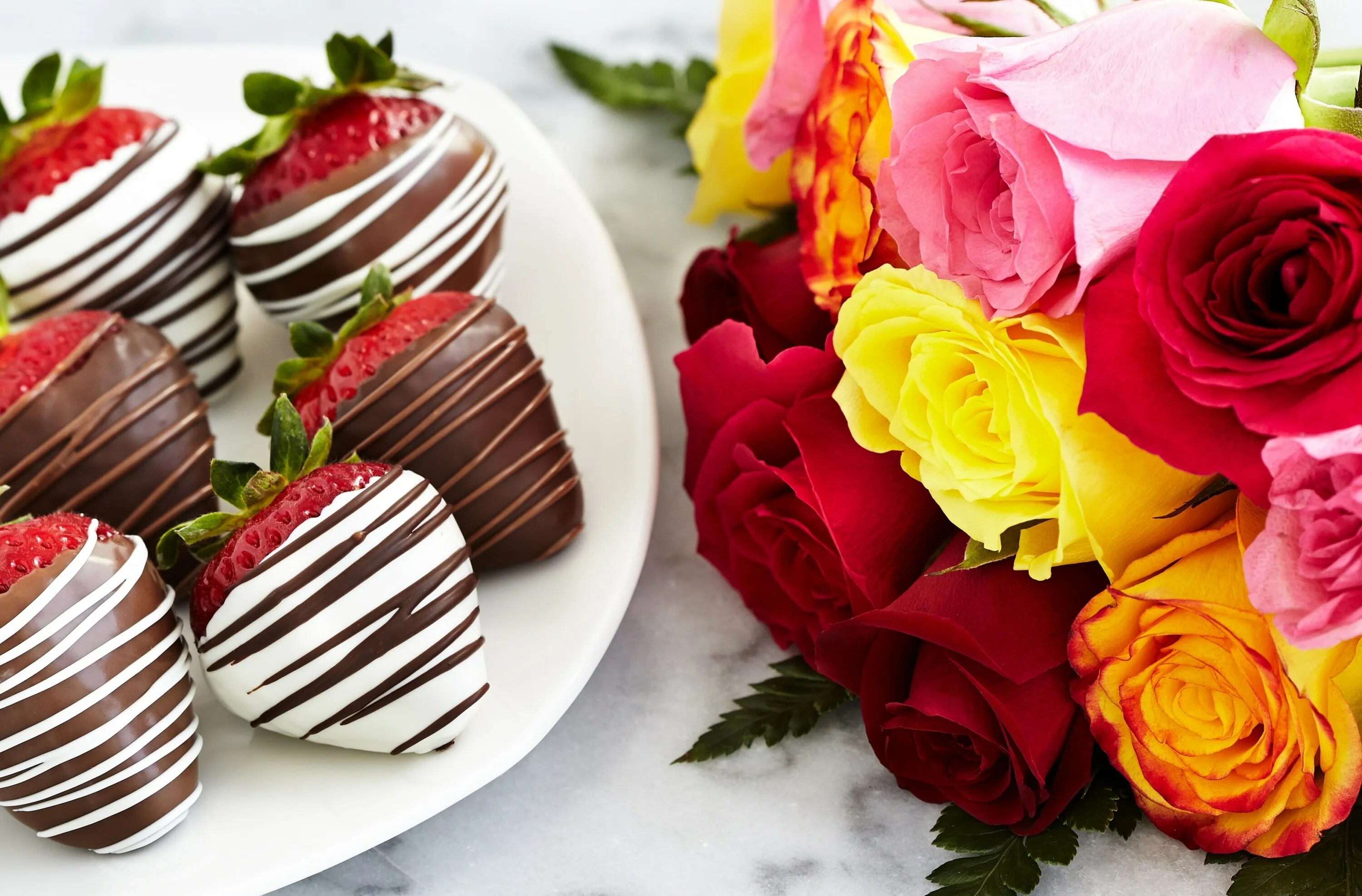 Цветы с конфетами. Цветы и вкусняшки. Шоколадные конфеты и цветы. Красивые конфеты.