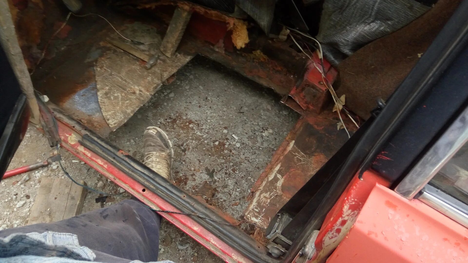 Ремкомплект пола ваз 2105. Шумоизоляция ваз 2105 заводская. Полы 2105. Полы 2105. Пол под запаску ваз 2105.