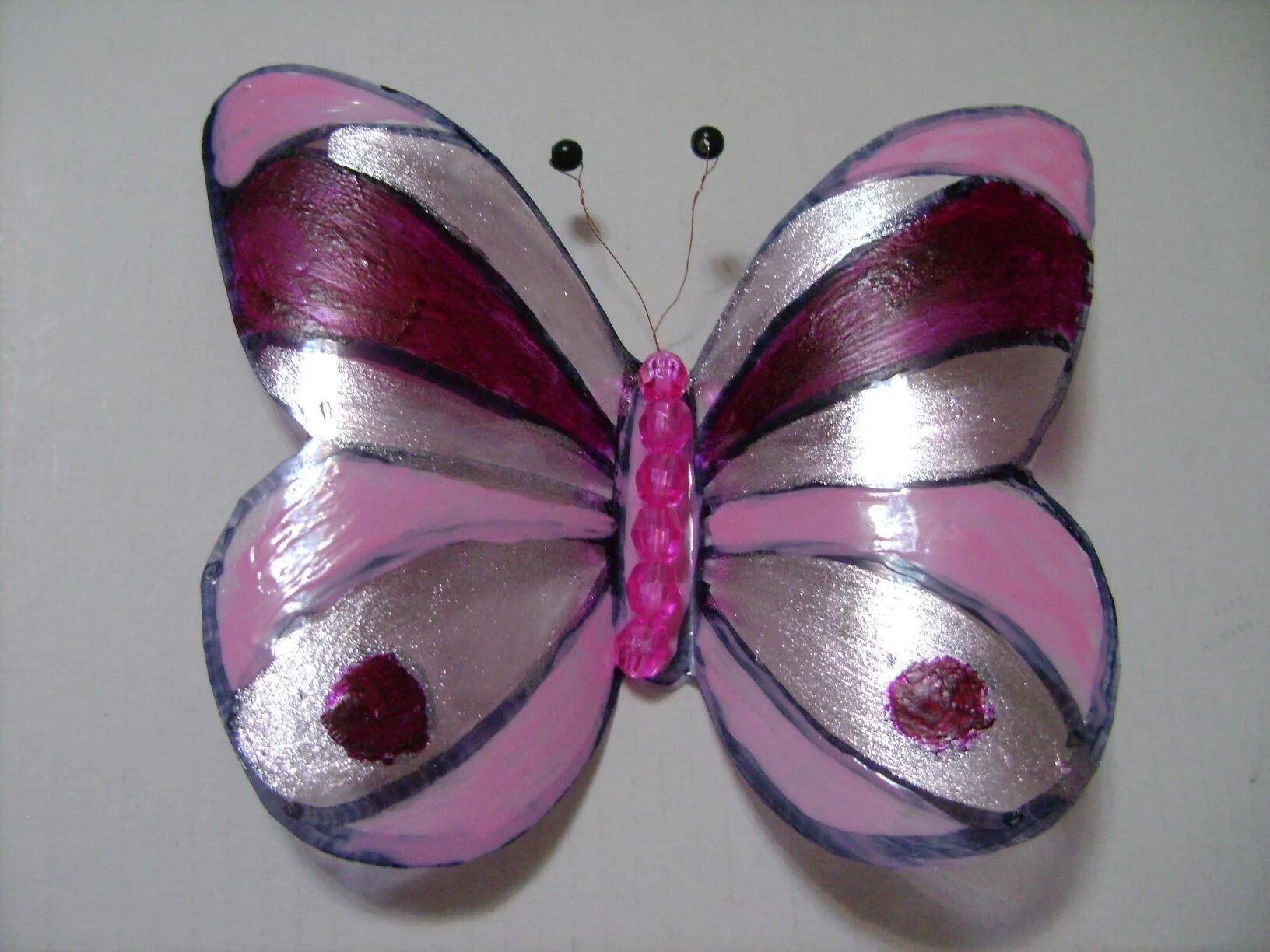 Бабочка из пластмассовой бутылки. Бабочек из баклажки. Баблдэк из пластиковых бутылок. Бабочка из бутылки пластиковой своими. Бабочки из пластиковых бутылок.