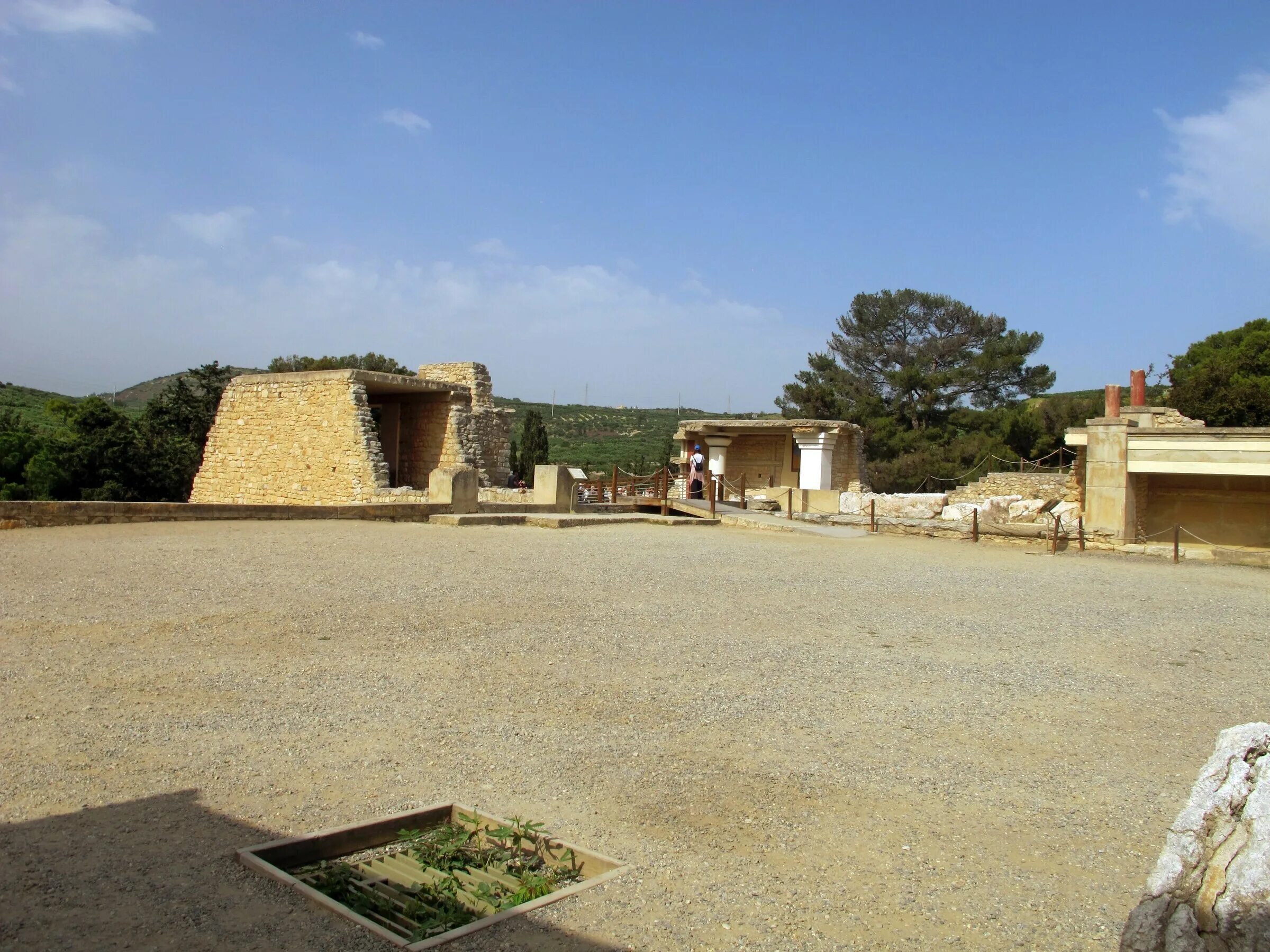 Дворец минотавра центральный двор. Jpg. Амазонка студия 44 кронштадт. Аббасий стиль изобразительного. Центральный двор.