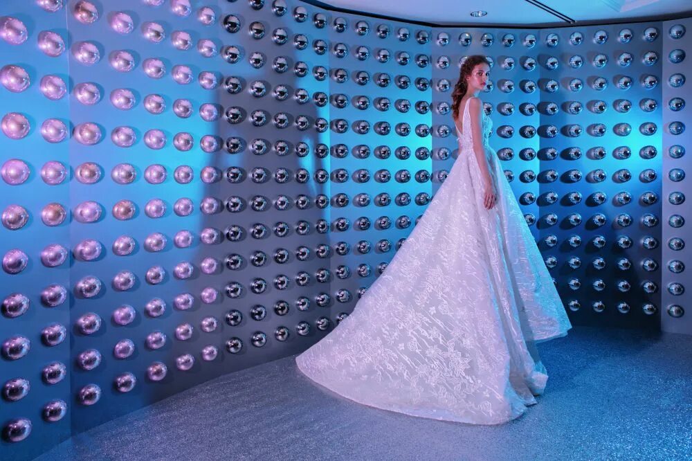 Скромная пара. Свадьба будущего. Свадьба назад в будущее. Организация и проведение свадеб. Future wedding.