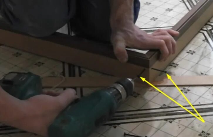 Установка двери без порога видео. Сборка дверной коробки. саморезы для сборки дверной коробки. саморезы для коробки межкомнатной двери. саморезы для дверных коробок.