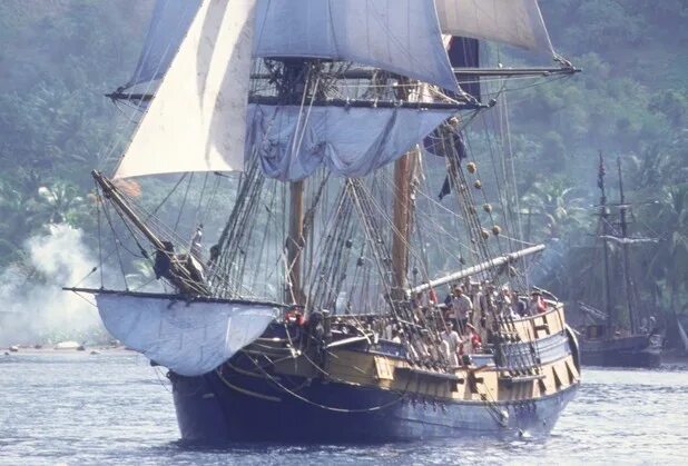 Корсары летучий голландец. Линкор корабль 17 века. Корабль лорда беккета индевор модель. История корабля. Разящий корабль пираты.