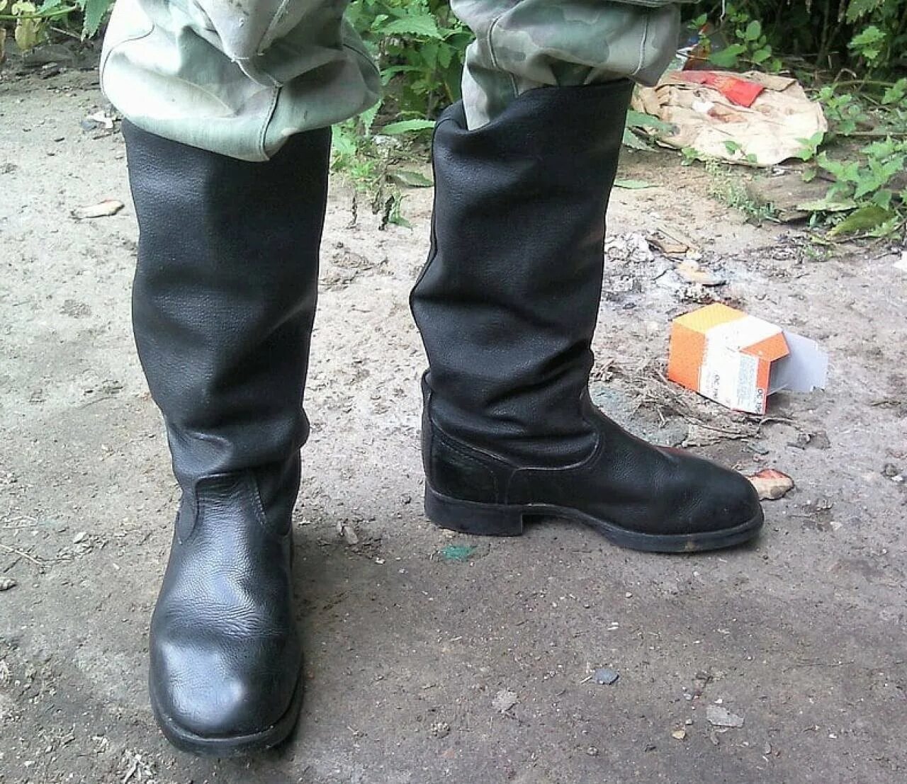 Сапоги в соответствующей форме. Кирзовые сапоги 2000. Сапоги в соответствующей форме. Брюки в сапоги мужские. Сапоги в соответствующей форме.