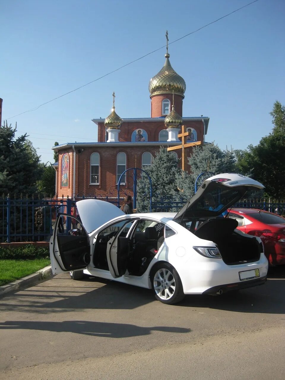 Освятить автомобиль в церкви. Освящение машины. Машина церквушка. Машина рядом с церковью. Машина церковь.