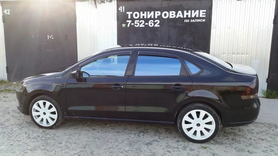 Тонировка поло. Тонировка 50 Фольксваген поло. Тонер 80% VW Polo sedan. Тонировка поло седан хамелеон. 50 Тонировка в круг Фольксваген поло.