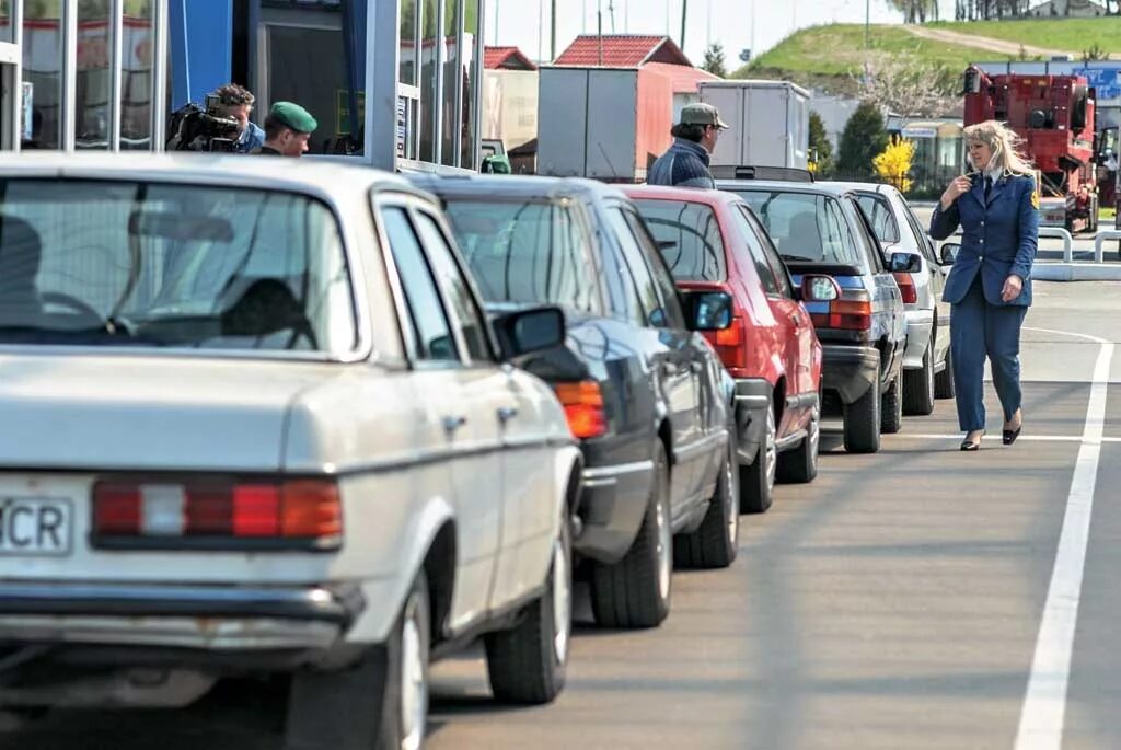 Выезд в польшу. Автомобиль на границе. Автомобили на таможне. Очередь машин. Легковые машины на границе.