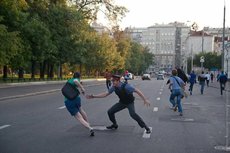 Товарищ убежать. Убегает от полиции. Человек убегает от полиции. Бег от полиции. Бежит от полиции.