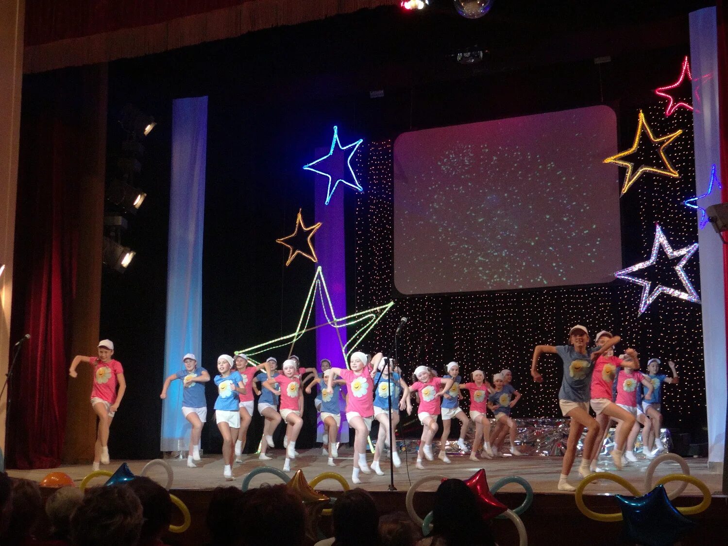 дворец культуры юбилейный воткинск. дк юбилейный воткинск. дк юбилейный воткинск балет. дворец культуры воткинск. дк юбилейный здание воткинск.