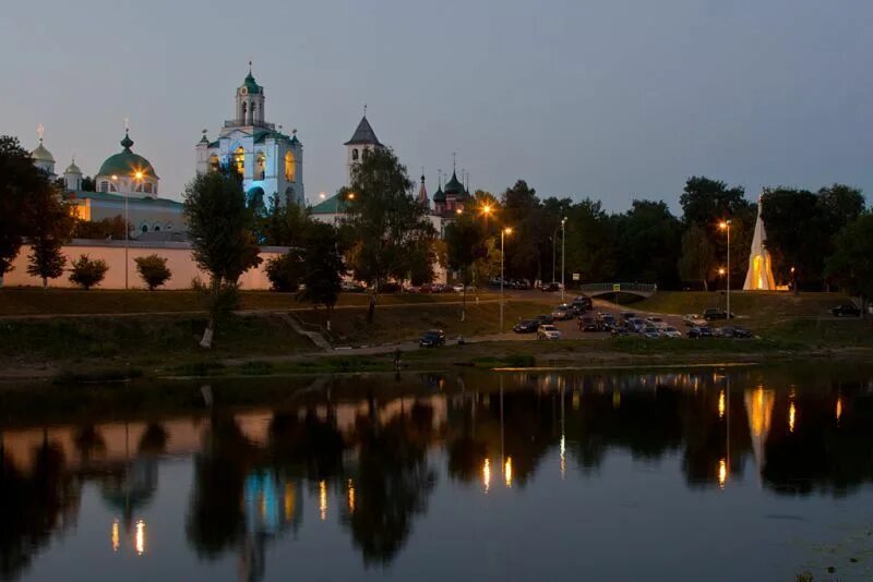 Фото ярославского. Ярославль вечер монастырь. Ночной летний Ярославль. Ночной Ярославль лето. Исторический центр Ярославля ночью.