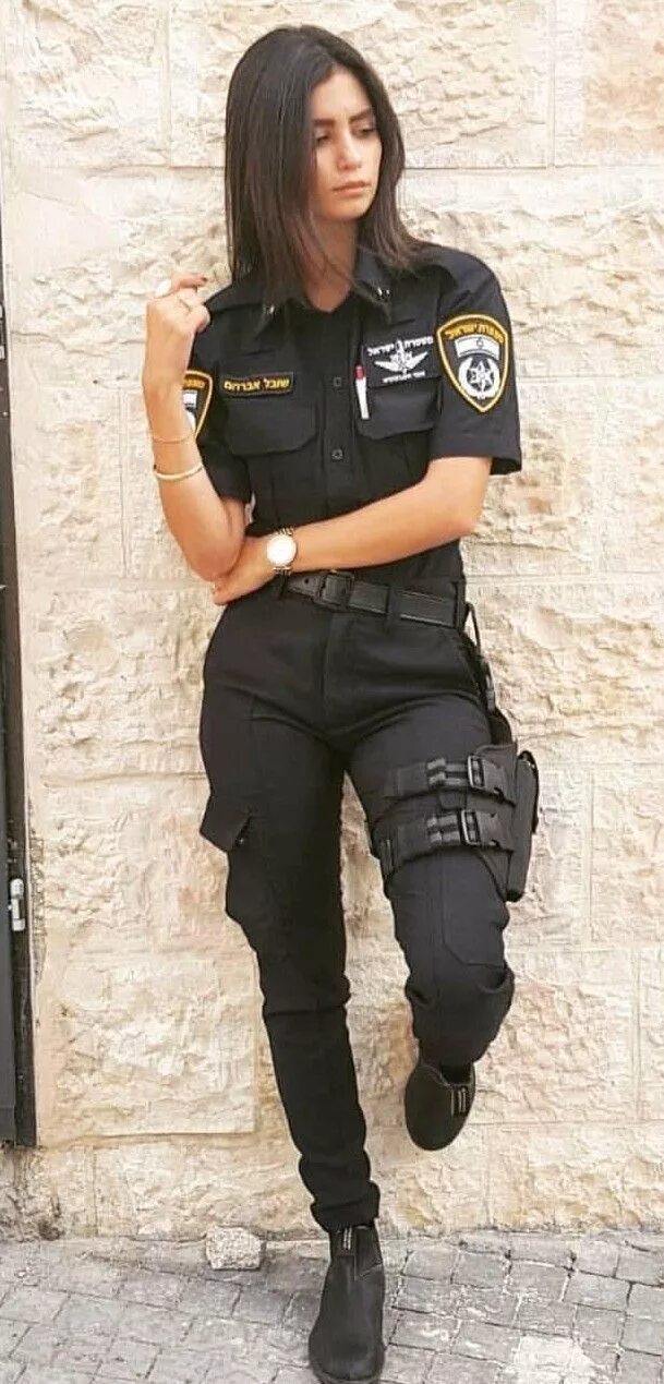 Девушки полицейские в штанах. Девушка полицейский. Две девушки полицейские. Полицейская форма. Женщины полицейские в брюках.