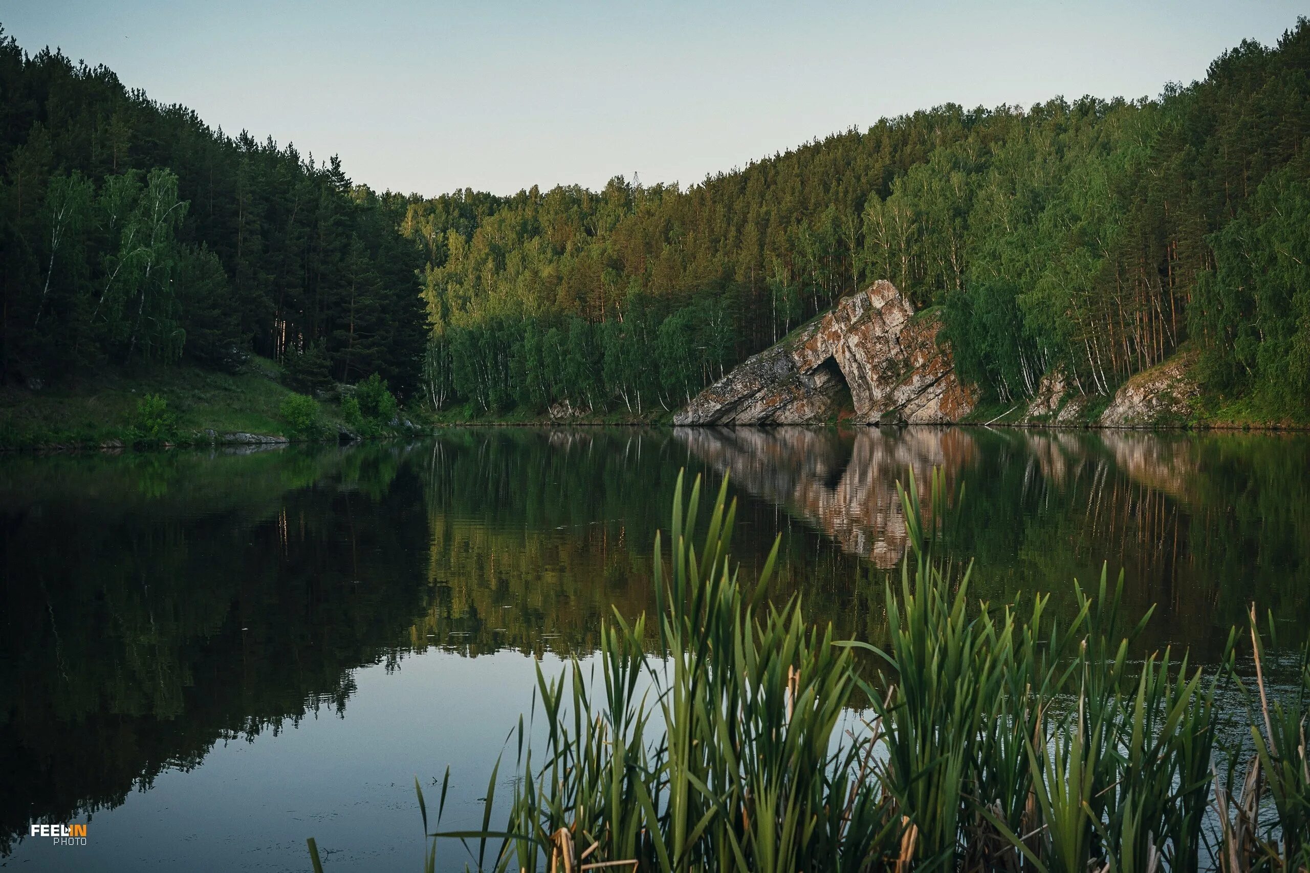 Скала каменные ворота Каменск-Уральский. Каменные ворота на реке Исеть. Река Исеть Каменск-Уральский. Урал природа Свердловская область. Какая природа в свердловской области